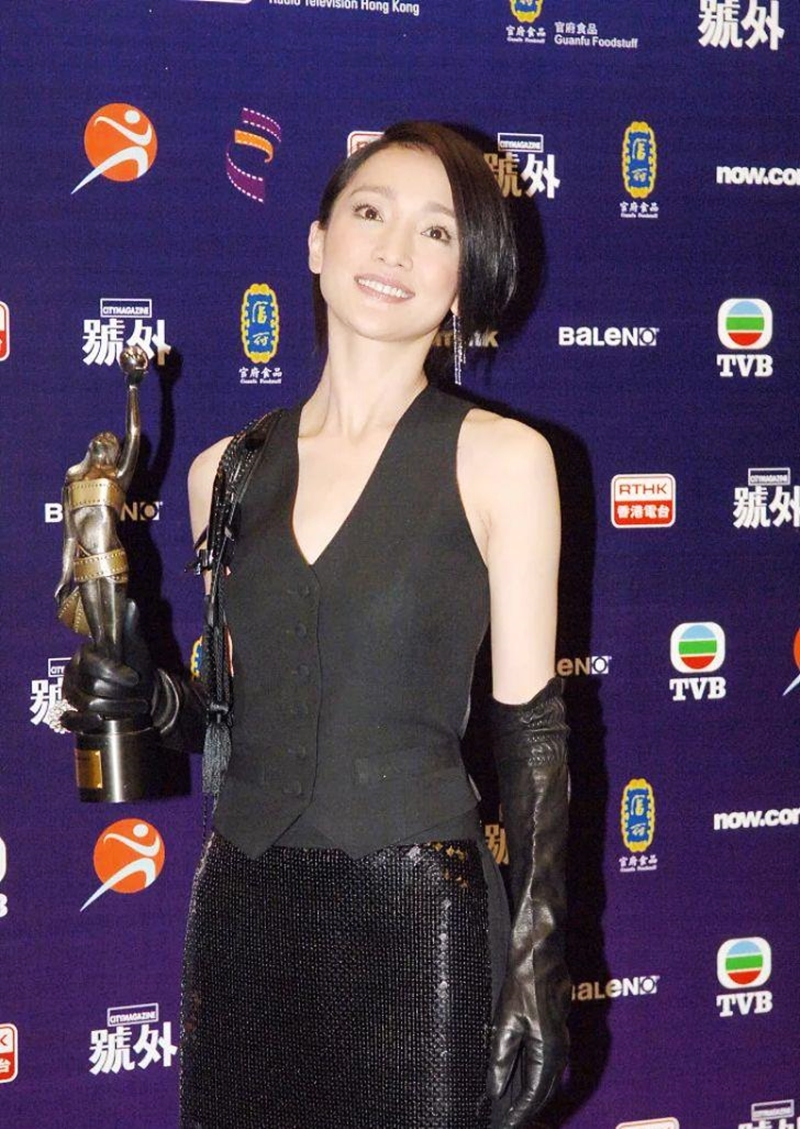 周迅演技精湛，是第一位集滿金馬獎、香港金像獎、大陸金雞獎三金后冠的大滿貫演員