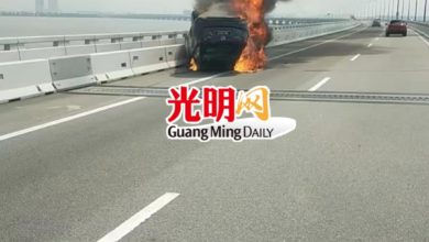 Photo of 疑失控翻覆  轎車在檳二橋起火