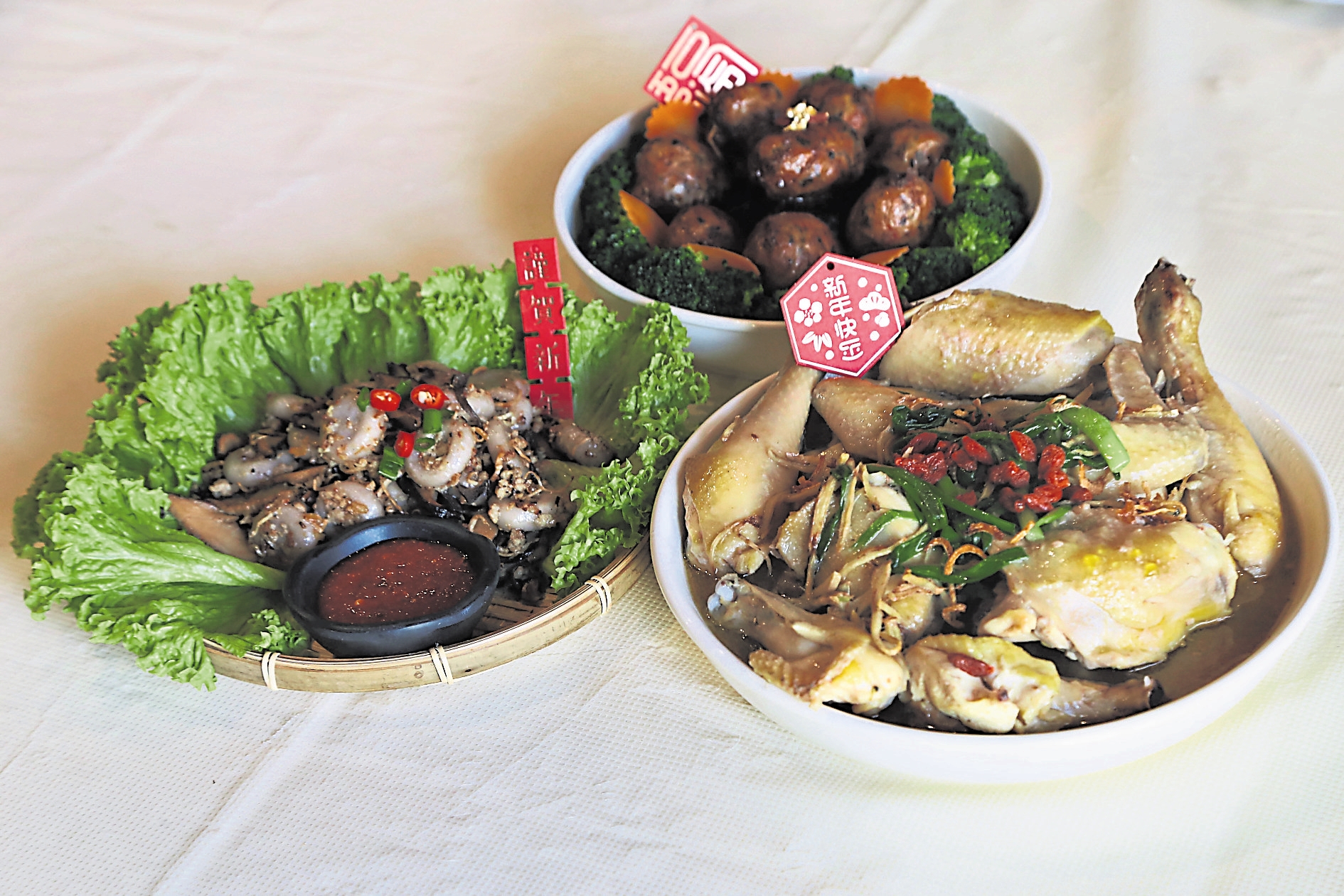 過年吃傳統年菜，是一代傳一代的傳承。