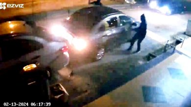 Photo of 2刀匪敲破車窗圖打劫 女司機直接開車到警局