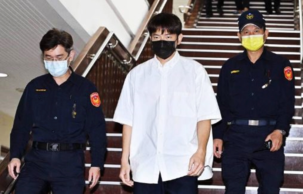 宥胜穿著白衬衫、戴著黑口罩，在律师陪同下现身，离开法庭时不发一语快步离去。