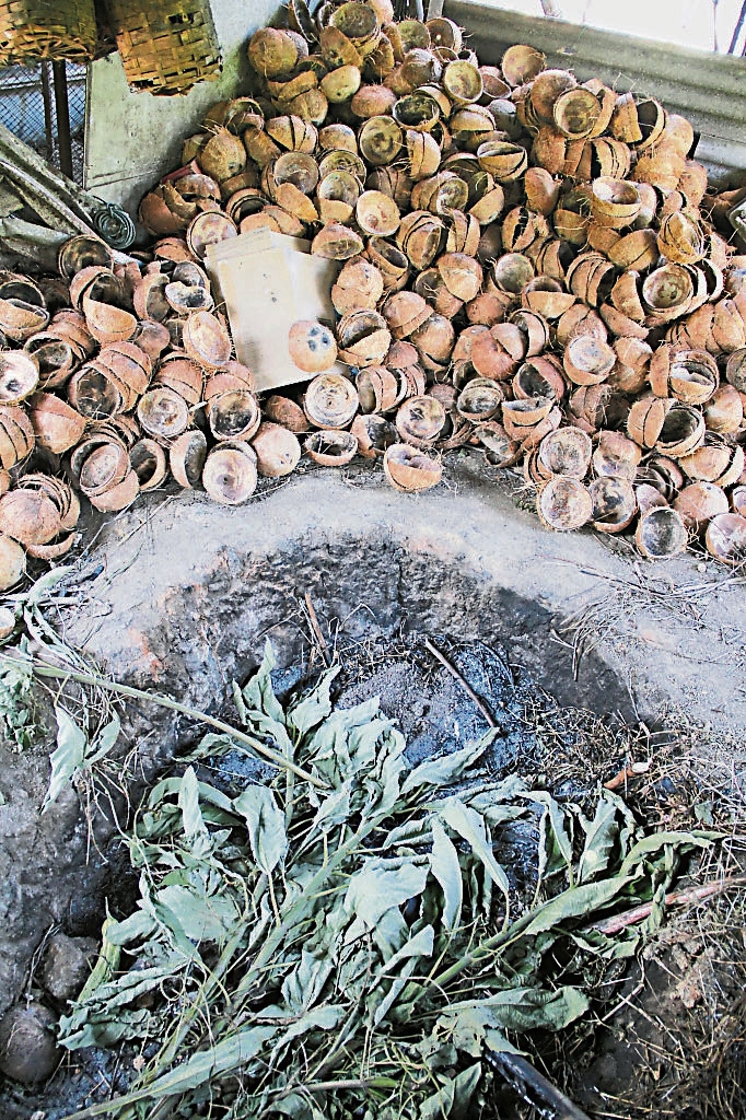 向路邊冰沙店收集的椰殼是製作火燒泥及草木灰的燃料。