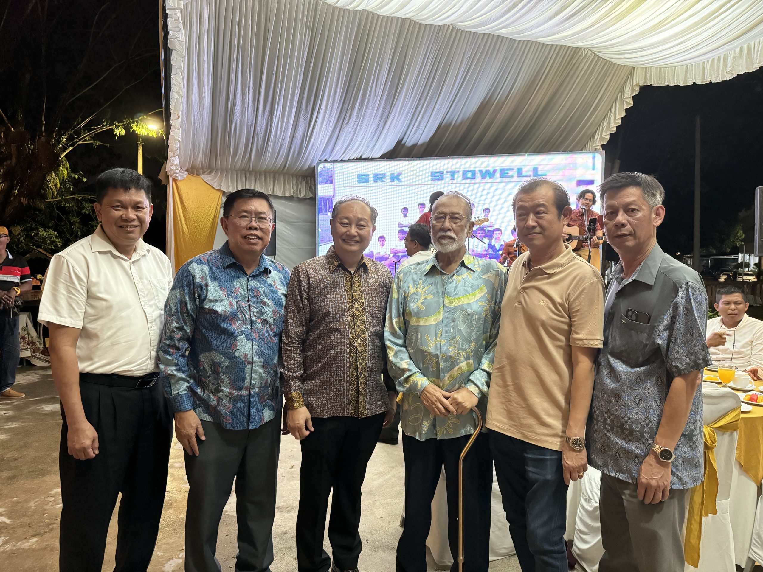 左起侯志明、本報總經理准拿督謝進鏵、拿督斯里李忠利及安華胞兄依杜魯斯依布拉欣、楊吉福及李維漢相見歡。