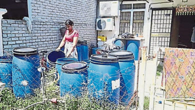 Photo of 準備多個水桶儲水 印婦捐水給鄰居