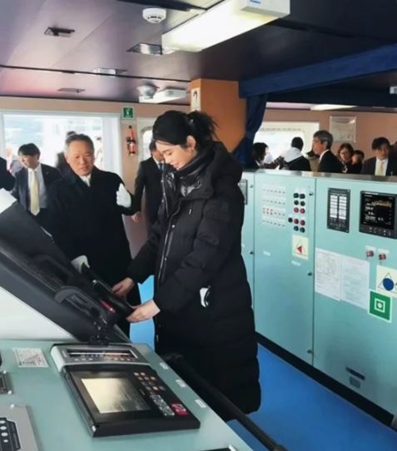 奚夢瑤參觀駕駛室，還好奇如何駕駛，而該新船是作貨運用途。
