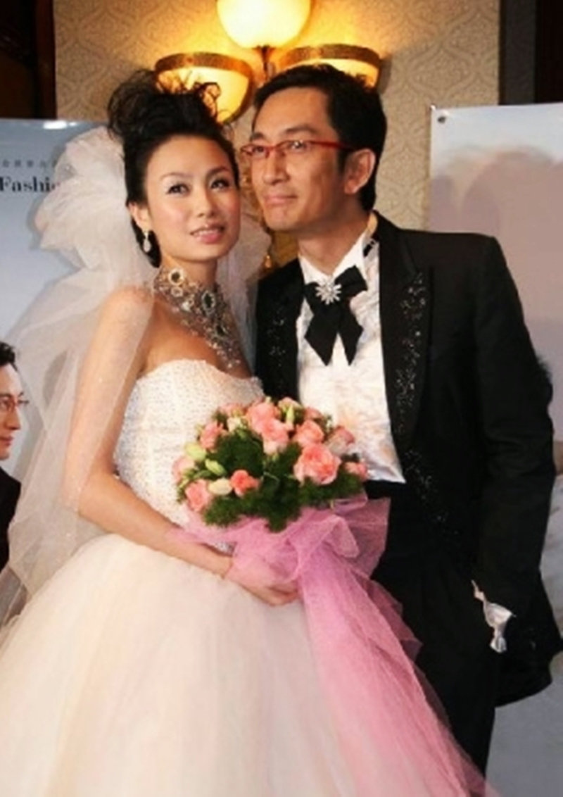 吳啟華2007年與年齡相差21年的內地演員長春姑娘石洋子結婚。 吳啟華與前妻石洋子在2008年12月誕下囡囡石熙兒。