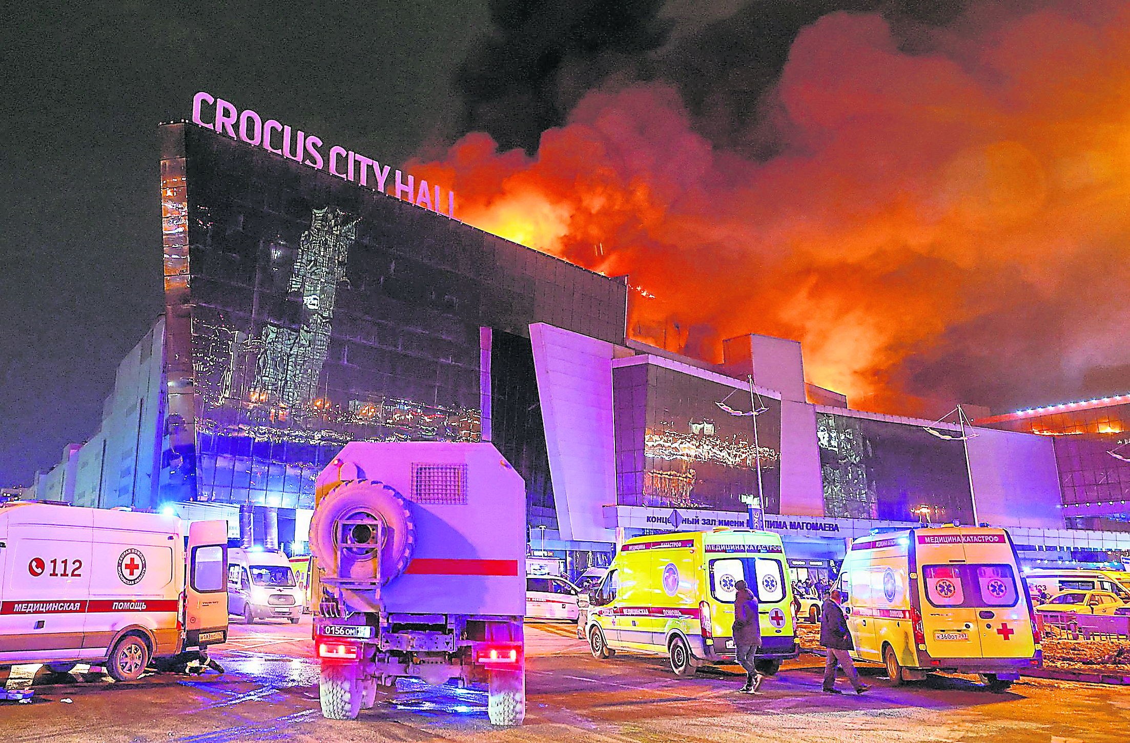  音樂廳的建築物冒出火光和濃煙，大批警員及救護車到場支援。