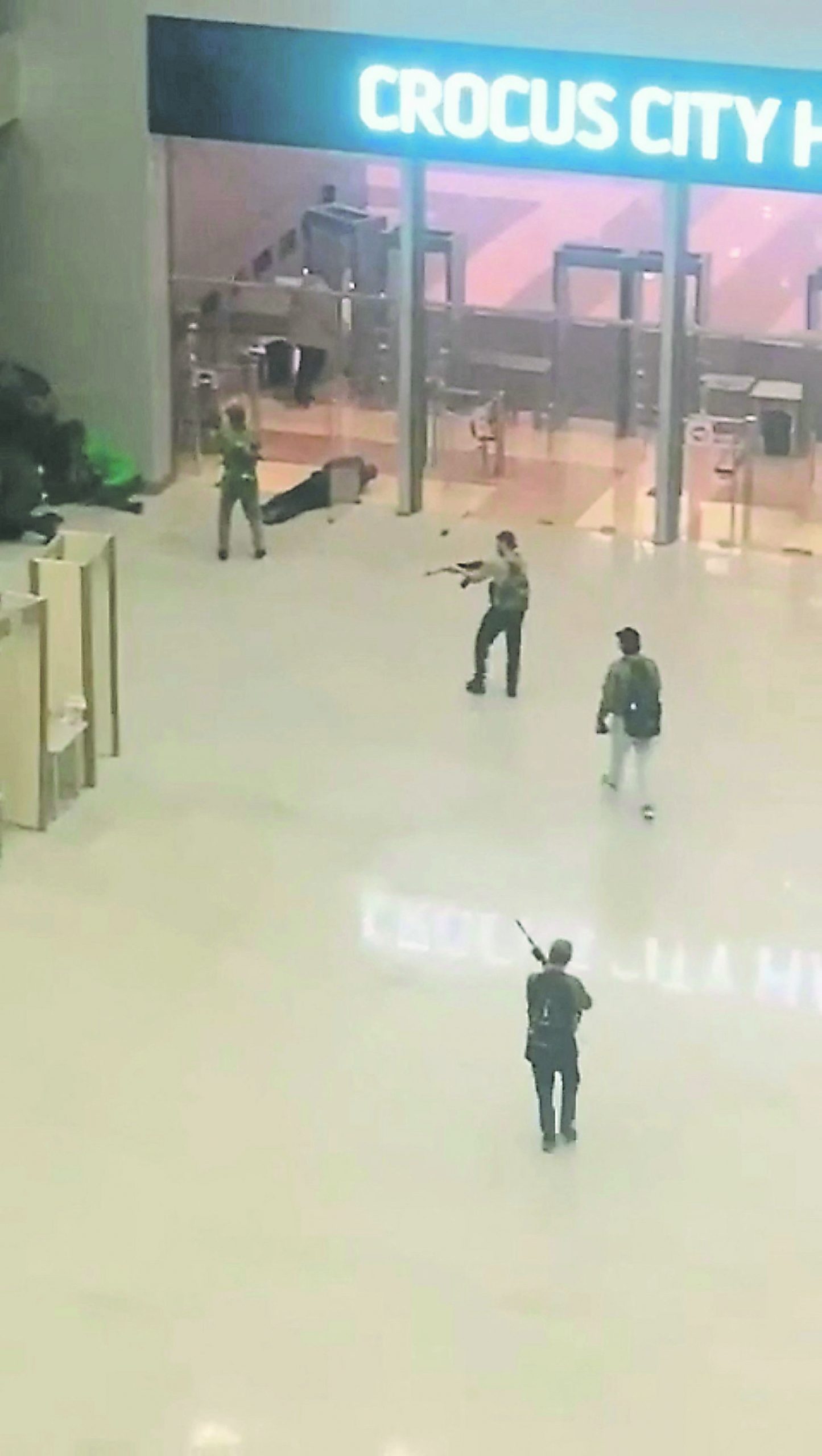 影片截圖可見多名槍手在音樂廳入口掃射。