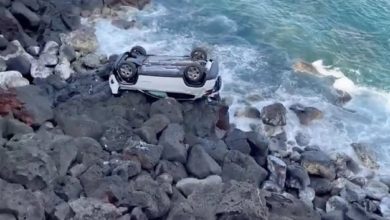 Photo of 拐錯彎車墜懸崖 遊客掉下海狼狽獲救