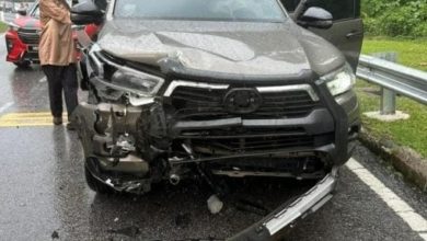 Photo of 伊黨議員雨中出車禍 皮卡車被撞毀