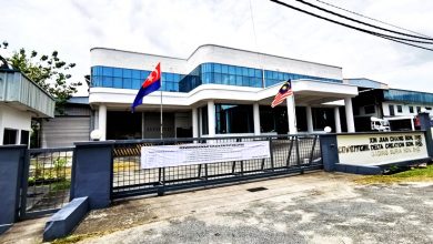 Photo of 【KK襪子風波】峇株巴轄新建昌暫關 廠前張掛道歉橫幅