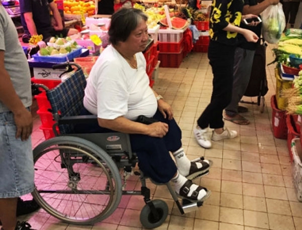 曾開刀做手術換過膝蓋，所以不時見到他撐拐杖或坐輪椅。