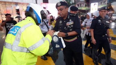 Photo of 交警風雨中堅守崗位  隆總警長送開齋食物