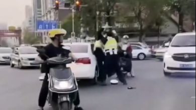Photo of 2交警街頭互毆 網民:應該報警嗎?