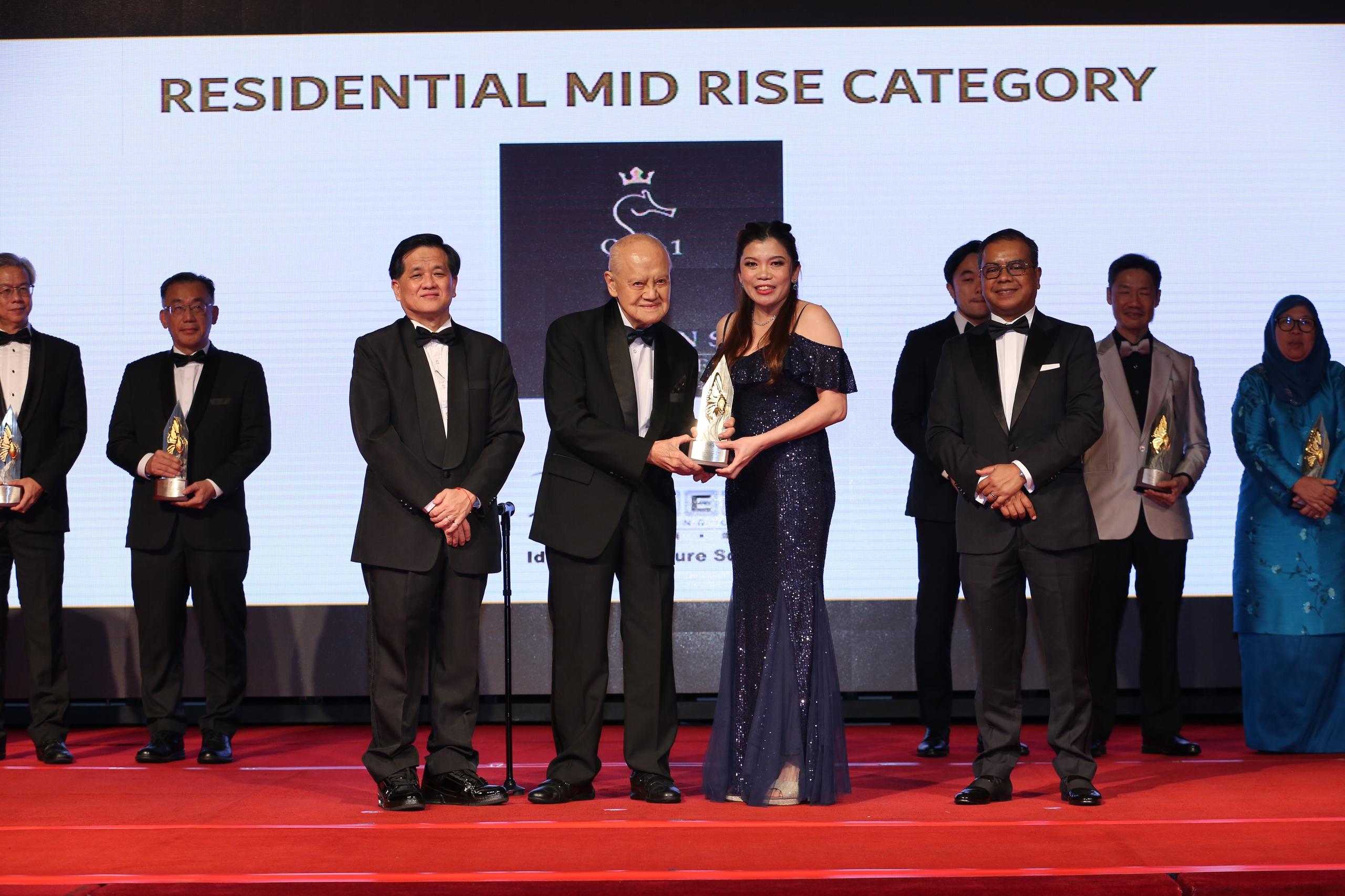 宏升集團榮膺FIABCI住宅產業發展獎（中高樓）大獎，由副總經理張麗蓉接領獎項。