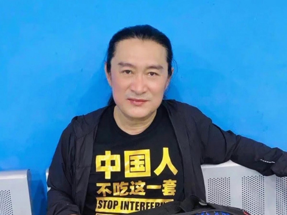 被台灣網友歸類於「舔共藝人」。