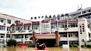 Photo of 粵雨災全鎮泡在水中 “孤島醫院”持續運作　