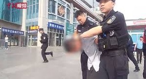 Photo of 男子貴陽火車站搶旅客手機 警民合力28秒擒獲歸案