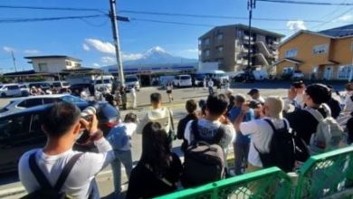 Photo of 富士山絕美拍照點恐消失！ 遊客打卡惹怒居民 架黑網全遮掉