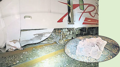 Photo of 台鐵列車撞落石 部分車廂出軌幸無人傷