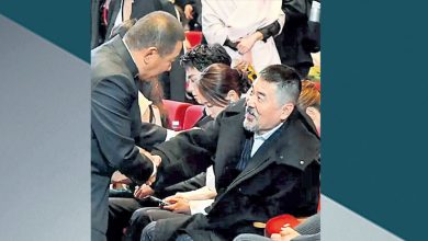 Photo of 坐著和前輩握手  《甄嬛傳》陳建斌被罵上熱搜