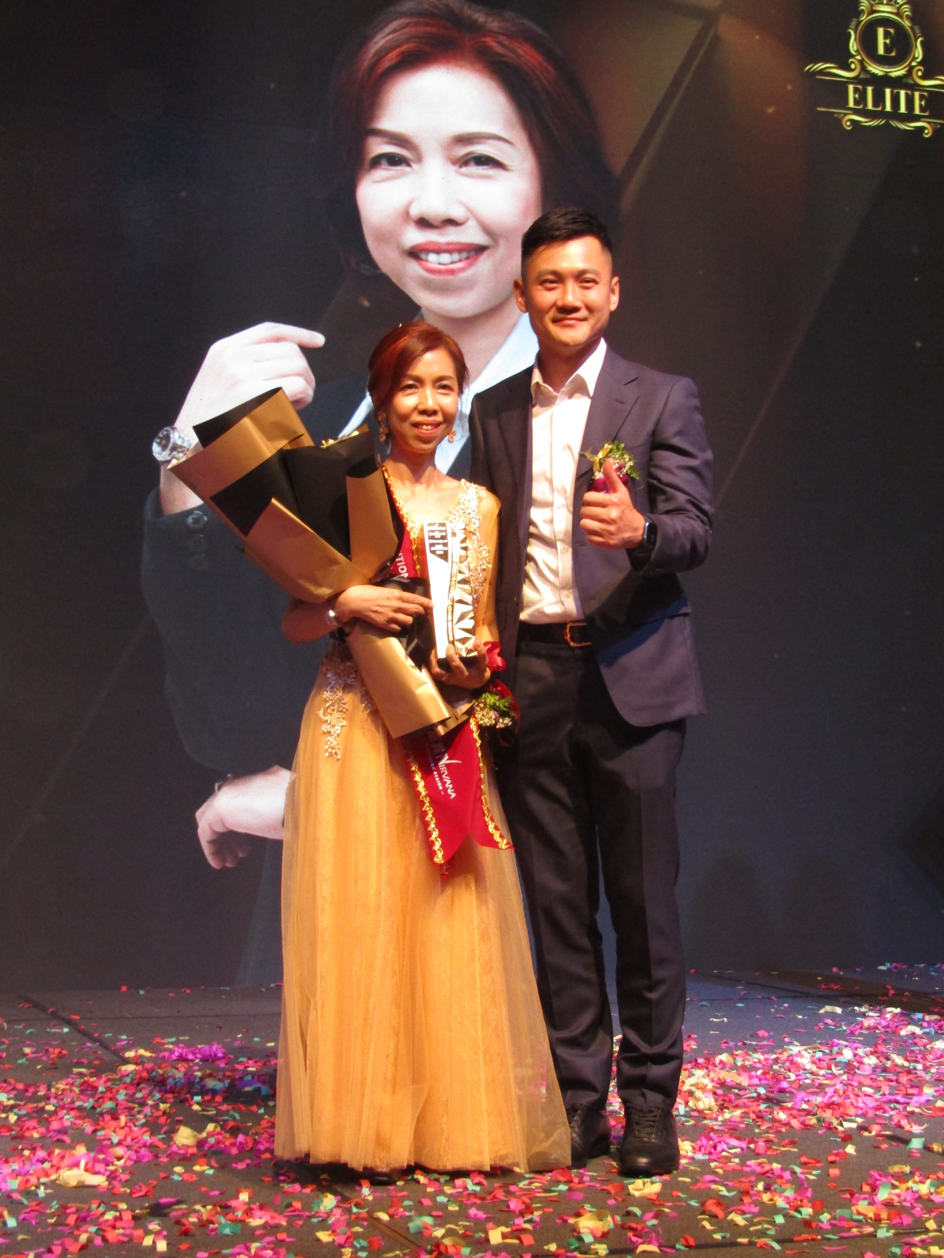 拿督英迪拉鄺耀年（右）頒發富貴集團最佳15名業務發展總監獎項給劉淑俐。