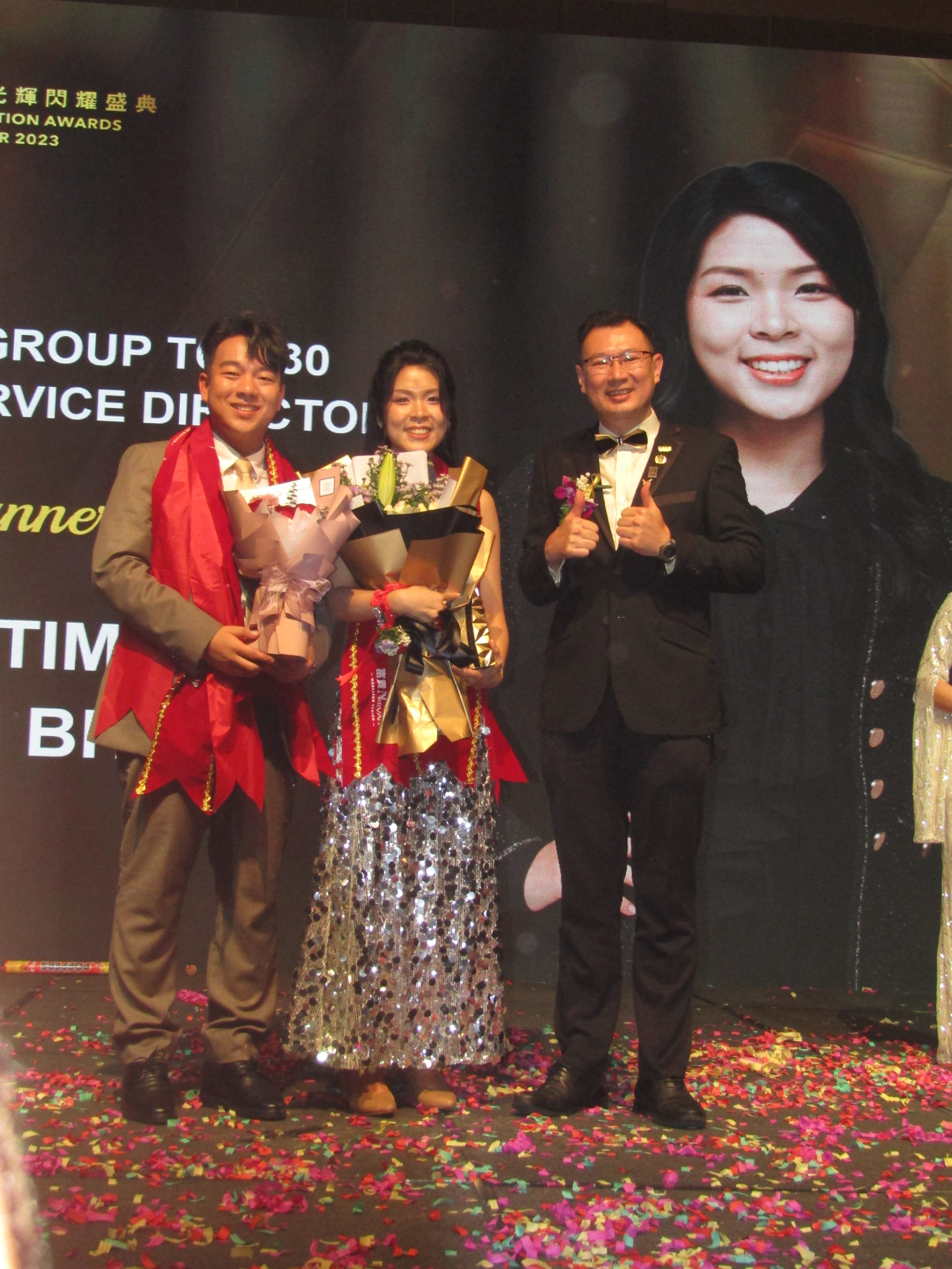 TG Ultimate Sdn Bhd許菽娟（中）獲得富貴集團最佳30名區服務總監獎項後，與丈夫張凱登（左）分享喜悅。