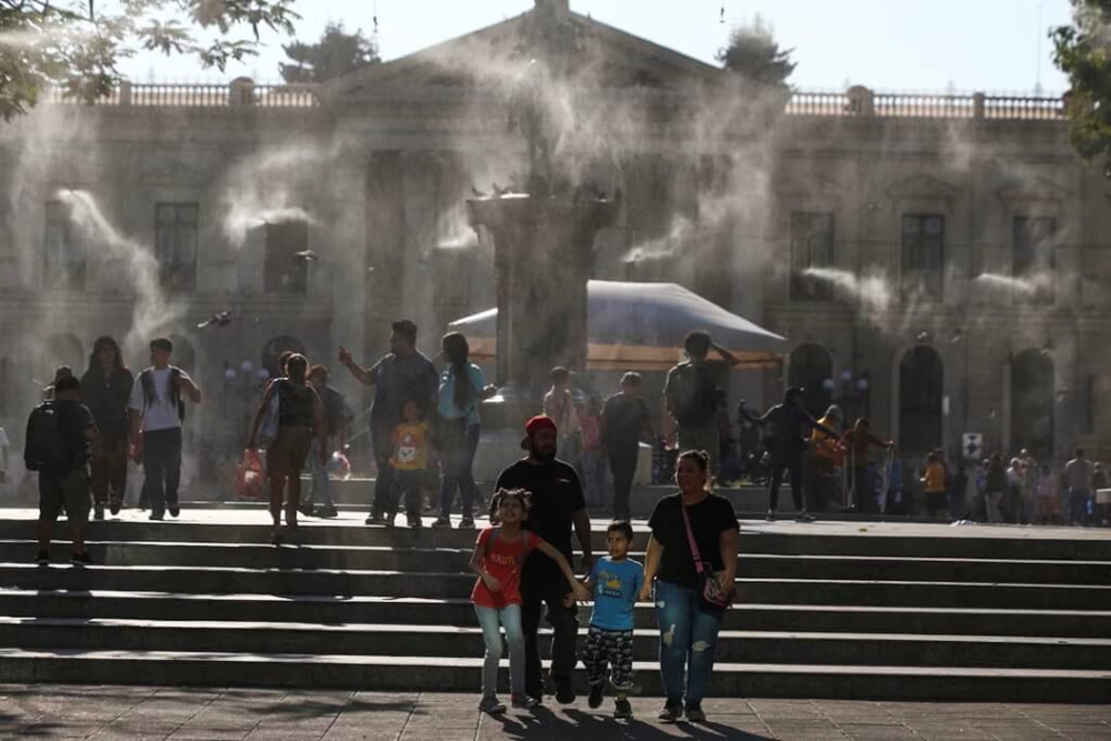 薩爾瓦多一個廣場透過系統噴水緩解熱浪引起的高溫。