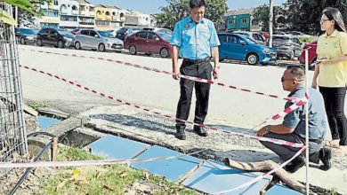 Photo of 蘭花園校外路肩不平多坑洞 溝蓋失竊學生跌傷