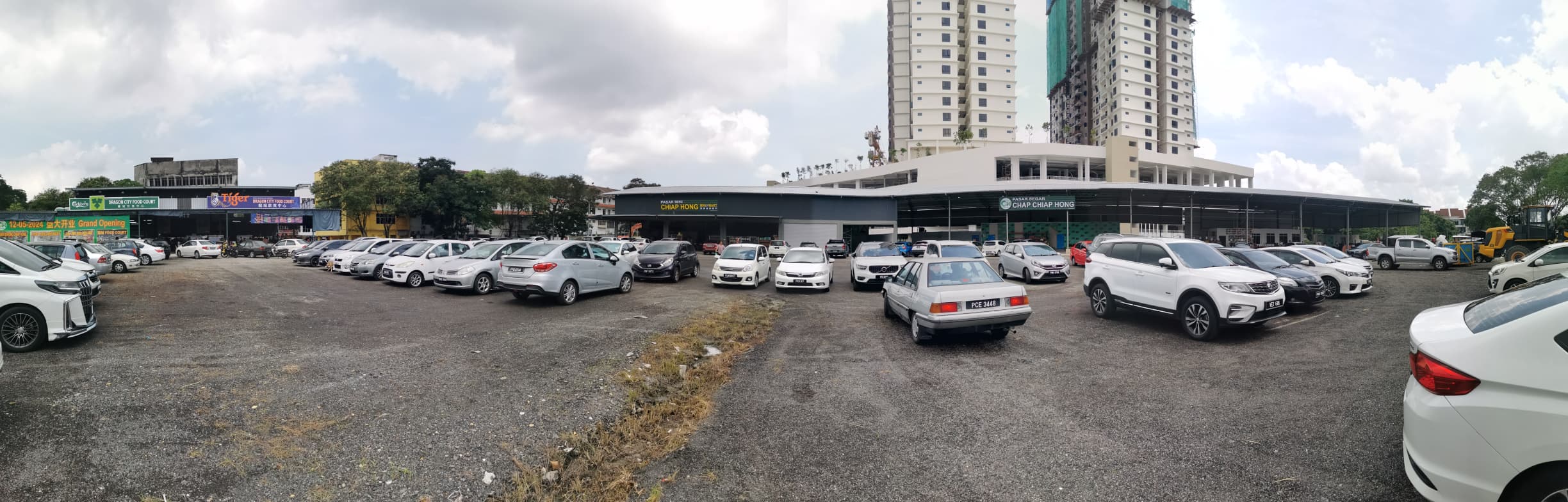 捷豐集團一站式中心的全景,擁有地點寬闊的免費停車場。