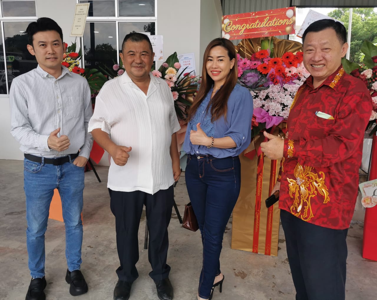 世華媒體集團代表,即右起林德興、洪葆芩及柯忠辰祝賀鄭洽豐。