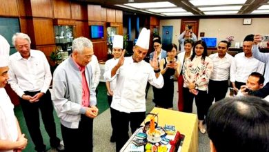 Photo of 最後一次以總理身份出席國會 眾議員獻蛋糕感謝李顯龍