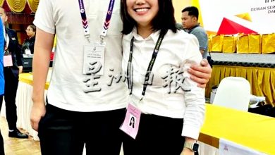 Photo of 【新古毛州席補選】小桃丈夫：沒時間慶祝 “馬上送老婆到選區服務”