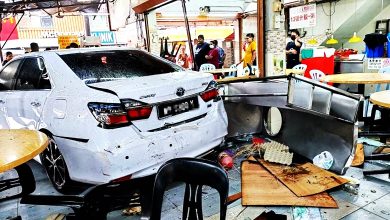 Photo of 【視訊】司機疑倒車誤踩油門 轎車衝進茶室撞倒1食客