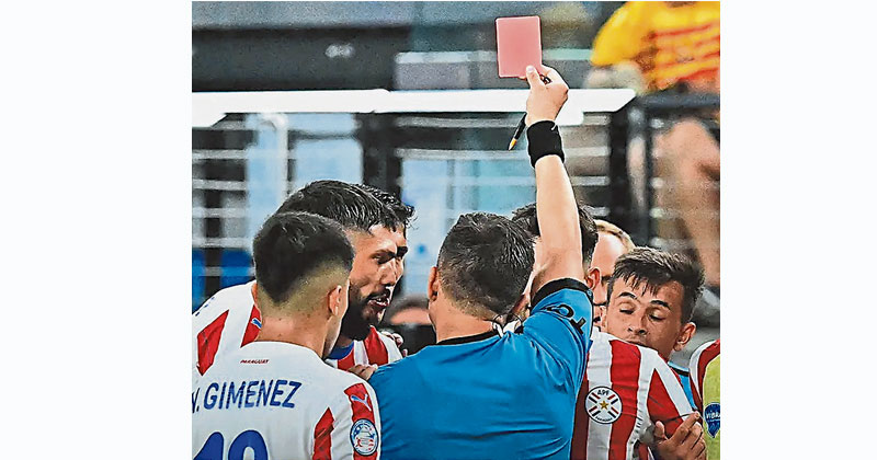 巴拉圭溫哥華白帽中場庫巴斯領到本屆美洲杯至此的第5張紅卡。