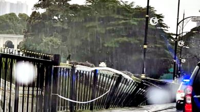 Photo of 雨天路滑 轎車失控 新山王宮圍籬被撞壞