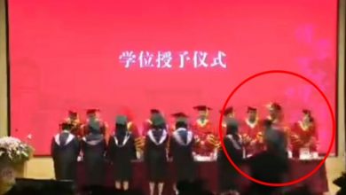 Photo of 中國復旦大學畢業禮  學生打老師還打錯人