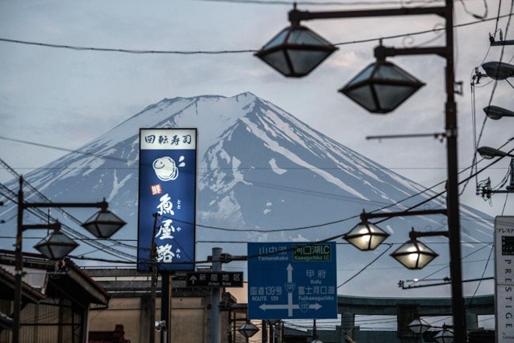 從日本富士吉田市商店街拍過去，可將景色壯麗的富士山收入鏡頭。這一條路可通往富士山。