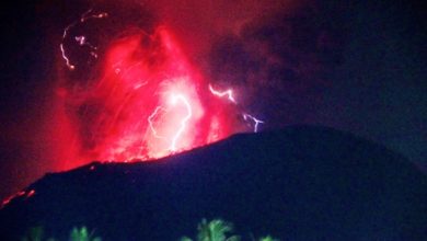 Photo of 印尼伊布火山三度噴發 火山灰直沖5公里高