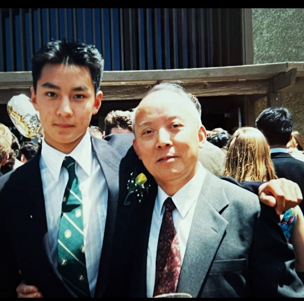 吳彥祖小時候與父親合照。