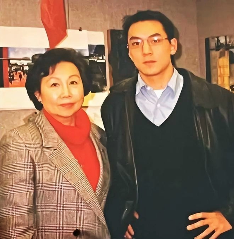 吳彥祖年輕時與父親合照。