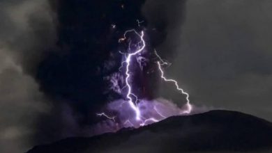 Photo of 印尼火山2度爆發 夾帶紫色閃電如末日降臨