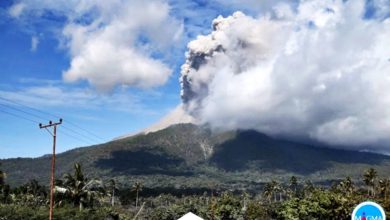 Photo of 印尼火山一天兩次爆發 灰雲高噴900公尺