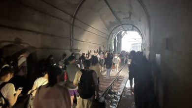 Photo of 台鐵列車遭落石擊中 司機骨折6乘客輕傷