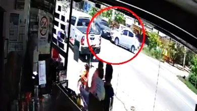 Photo of 【視訊】2車相撞1衝向商店 抱嬰男子逃過一劫
