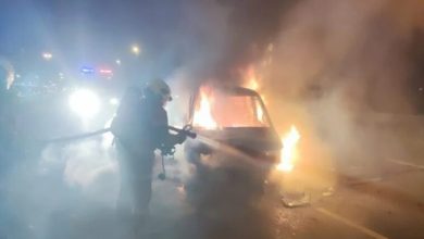 Photo of 撞路墩起火燒車 民眾及時救出19歲華裔少女