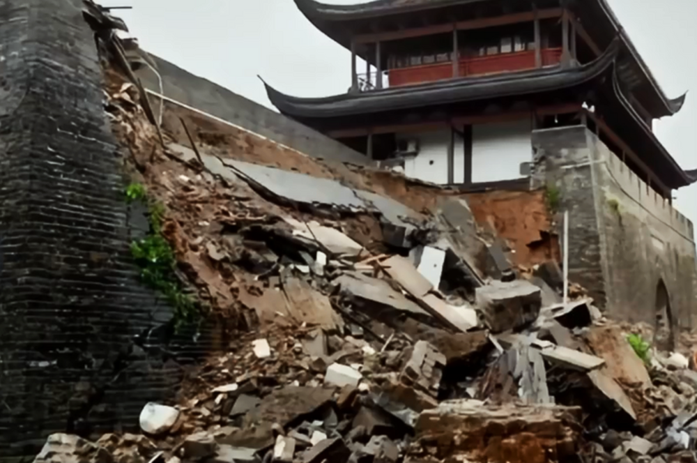 浙江衢州千年古城「水亭門」26日淩晨不堪暴雨侵襲崩塌。