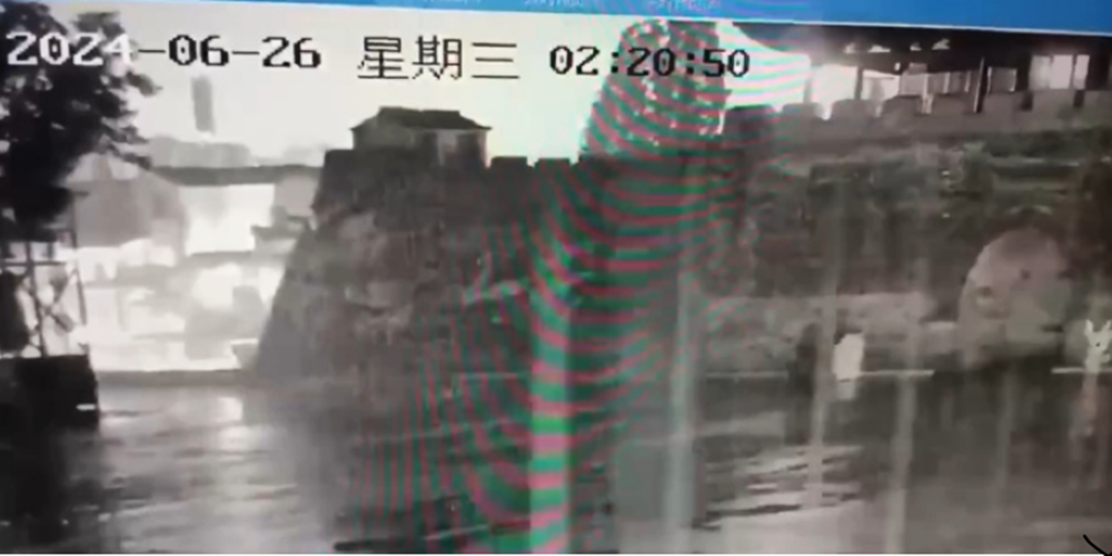 附近監視器紀錄到水亭門城牆在短短10秒內崩塌的過程。