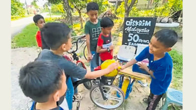 Photo of 7歲童賣冰條幫補家用 村內小朋友熱烈支持