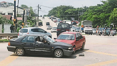 Photo of 火車柵前三叉路口 轎車闖紅燈出車禍